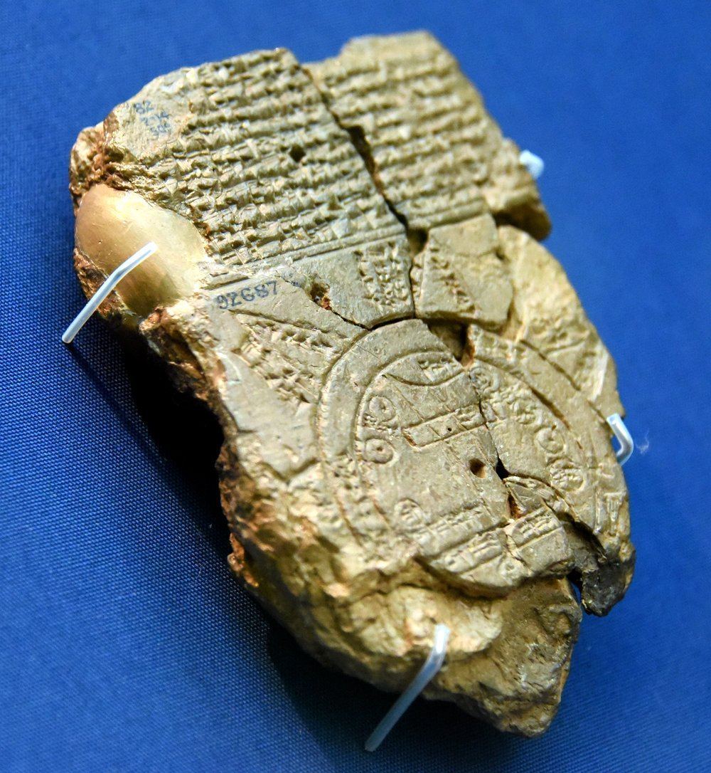 Tauleta d'argila babilònica amb cuneïforme i un petit mapa circular del món, segle VI aC, British Museum.