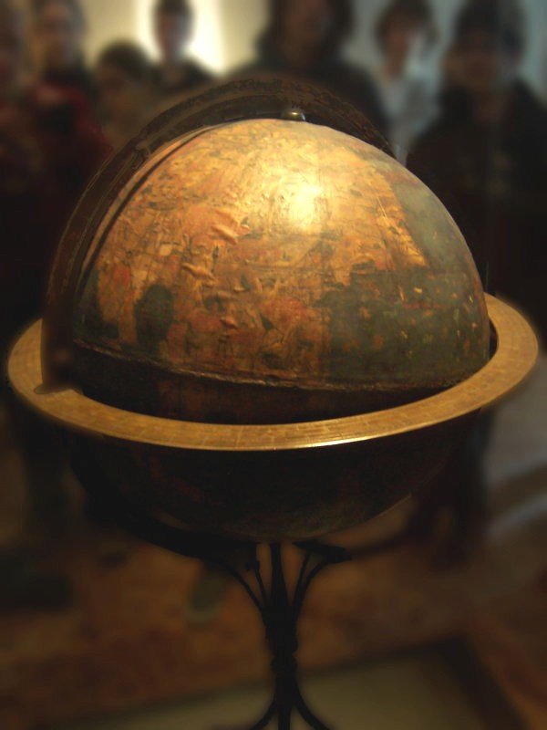 Fotografia del globus Erdapfel construït per Martin Behaim el 1492, conservat al Germanisches Nationalmuseum.