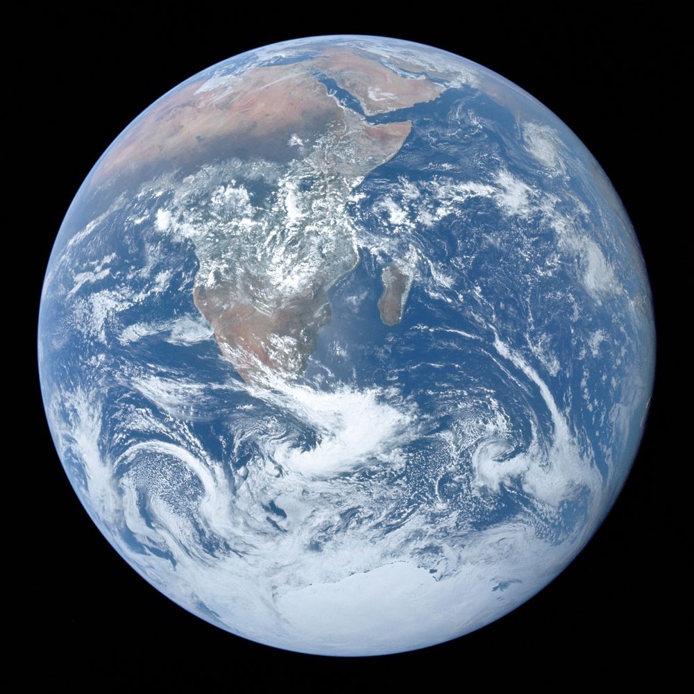 The Blue Marble: fotografia de la Terra completa presa per la tripulació de l'Apollo 17 el 1972.