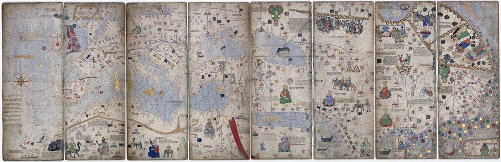 Atles Català de 1375: vuit panells il·luminats amb el món conegut des de la Mediterrània fins a l'Àsia, plens de figures de reis, ciutats, animals i banderes.