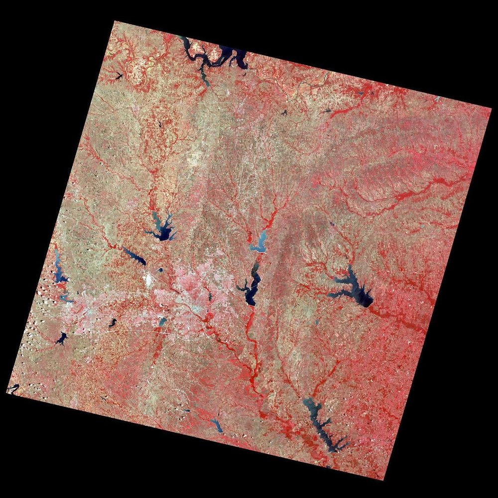Primera imatge presa pel satèl·lit Landsat 1 sobre Dallas, Texas, el 25 de juliol de 1972 — en fals color (vermell = vegetació, blau = aigua).